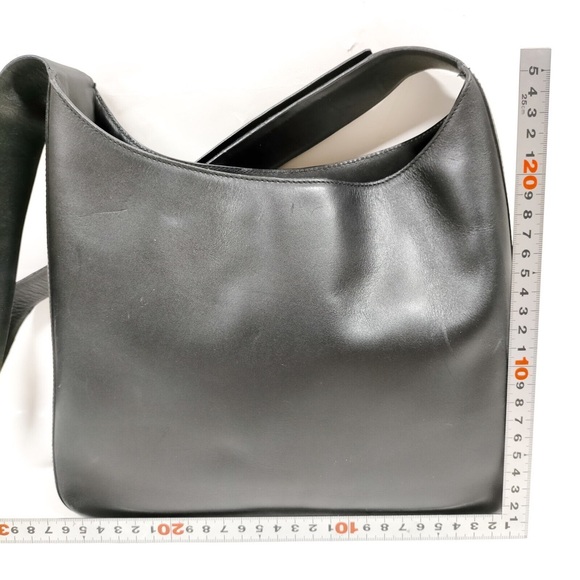 ✨SOLD✨ PRADA • AUTHENTIC VINTAGE BLACK GENUINE LEATHER LOGO STRAP SHOULDER BAG - Picture 2 of 9